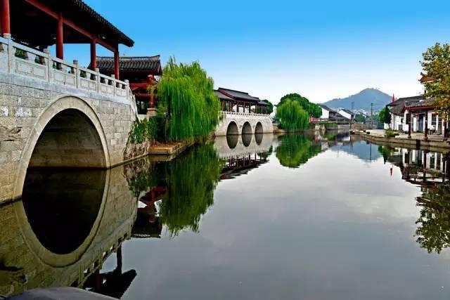 80后女教师“神仙”板书走红，画面太美学生舍不得擦，网友：艺术品！
